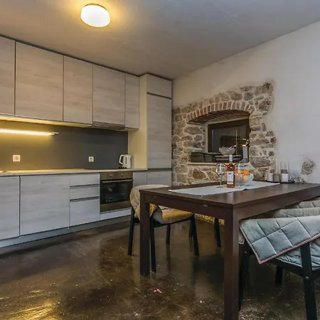 بيت للعطل Four-bedroom Holiday In زادار